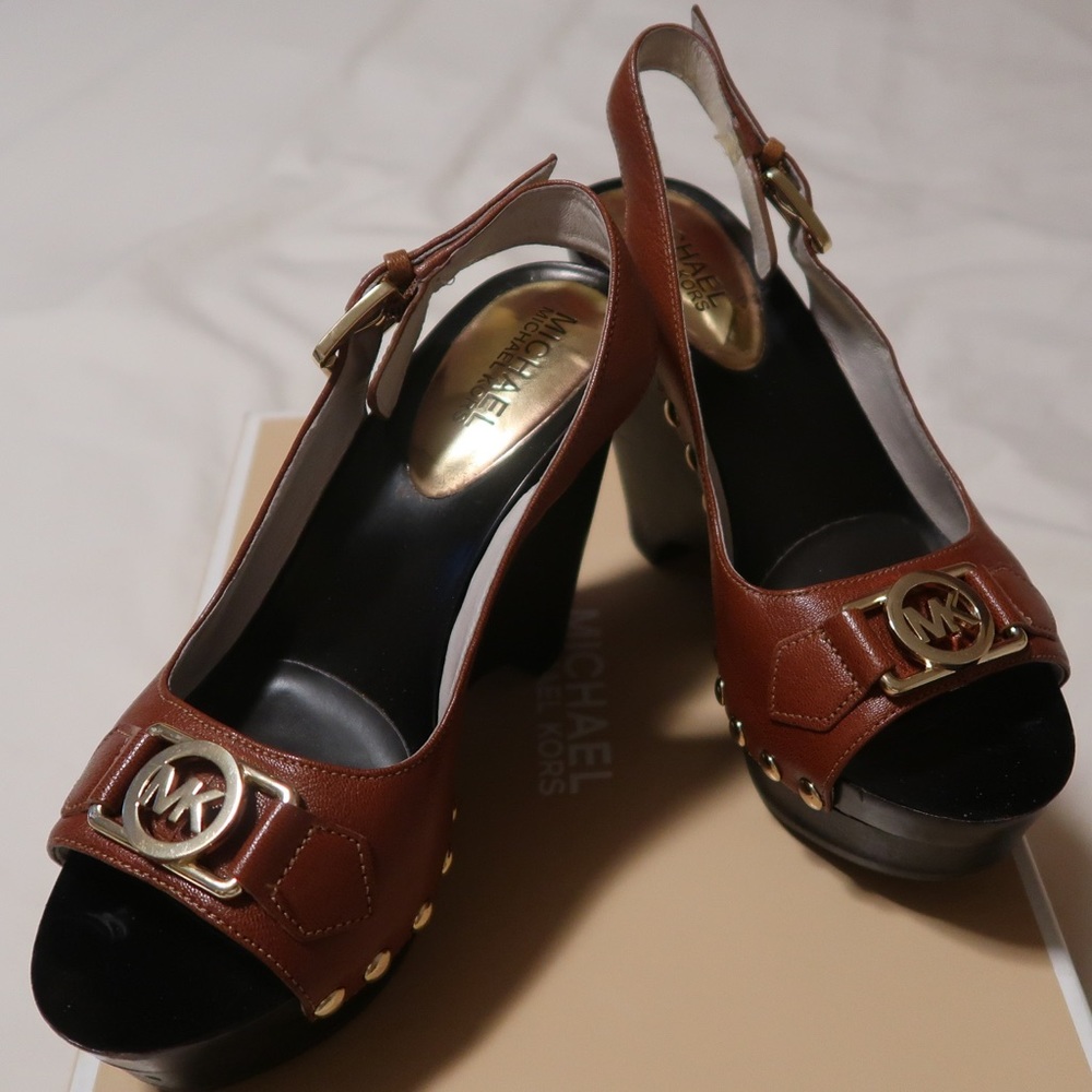 Michael Kors tan charm sling